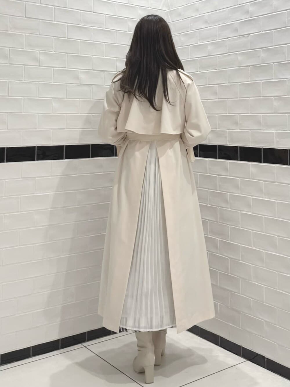 その他のシャツ/ブラウス、ベージュ系のトレンチコート、その他のスカートを着用したレディースの春コーディネートの6枚目の写真