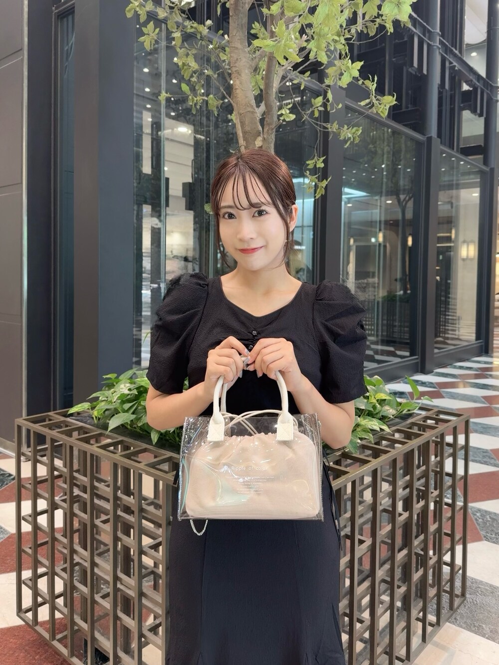 ブラック系のワンピース、ブラック系のサンダルを着用したレディースの夏コーディネートの9枚目の写真