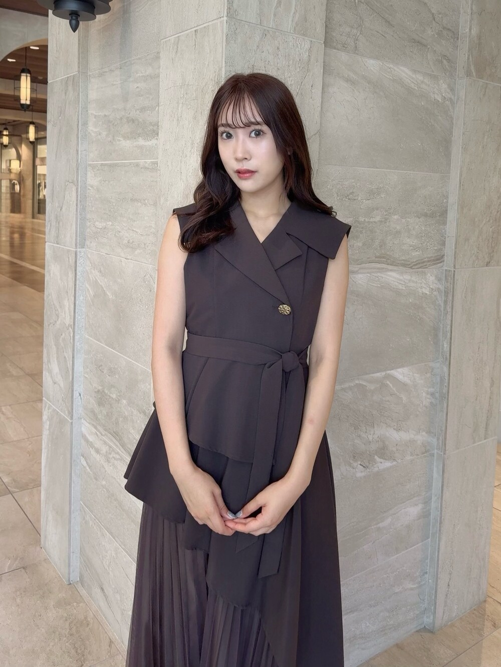 ブラウン系のワンピース、ブラウン系のローファーを着用したレディースの夏コーディネートの6枚目の写真