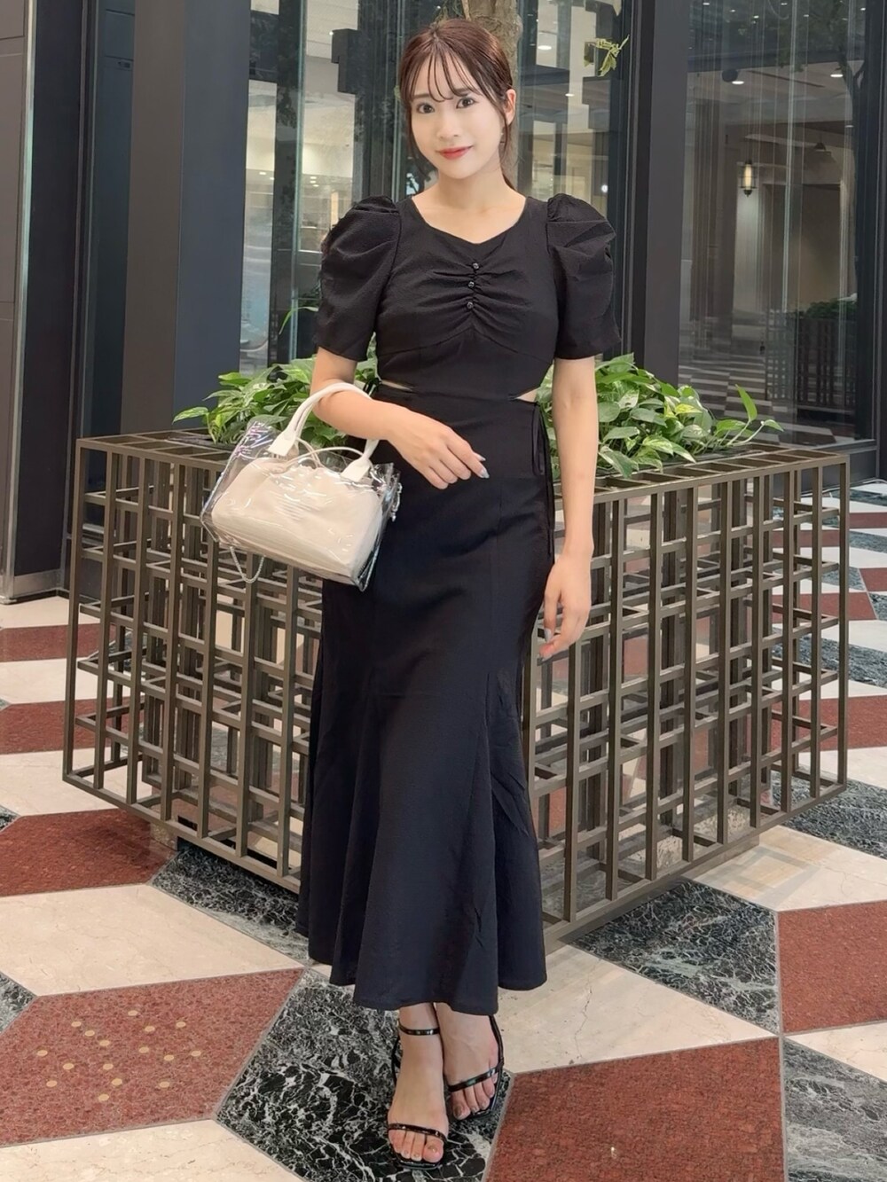 ブラック系のワンピース、ブラック系のサンダルを着用したレディースの夏コーディネートの3枚目の写真