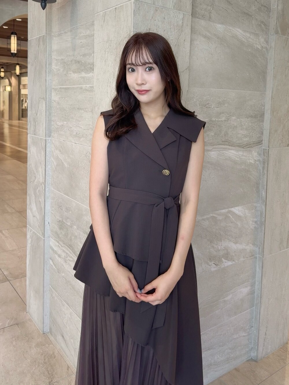 ブラウン系のワンピース、ブラウン系のローファーを着用したレディースの夏コーディネートの8枚目の写真