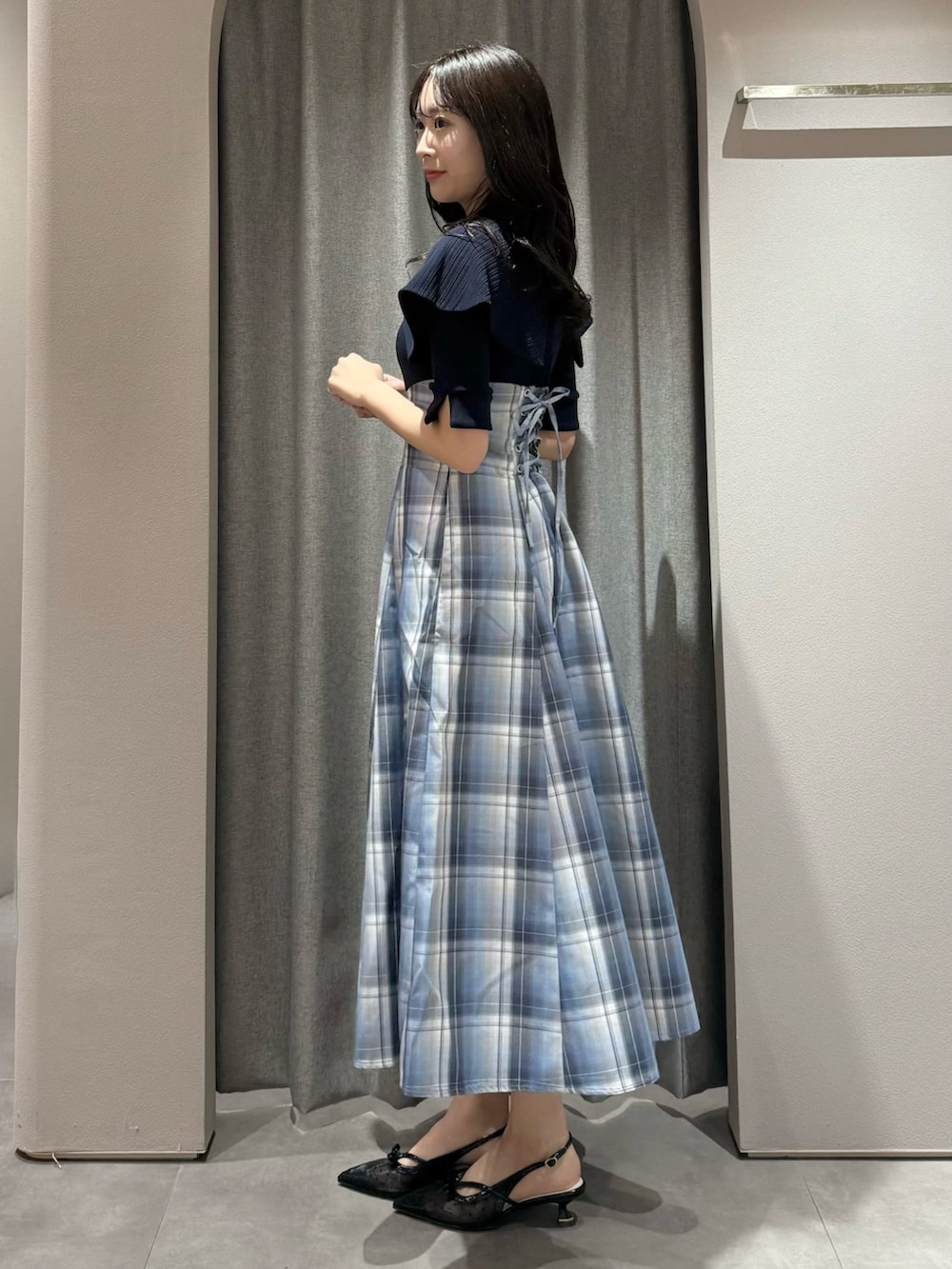 ブルー系のワンピース、ブラック系のパンプスを着用したレディースの春コーディネートの5枚目の写真