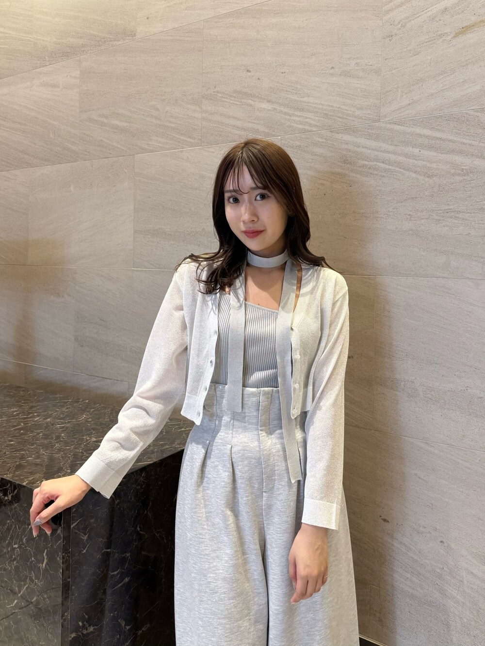 グレー系のニット/セーター、グレー系のその他パンツ、ブラック系のパンプスを着用したレディースの春コーディネートの8枚目の写真