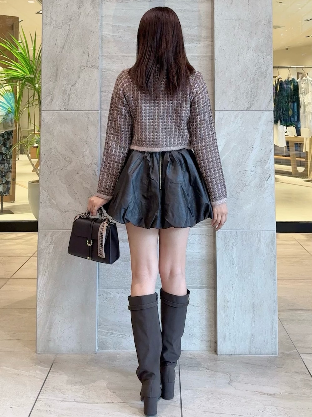 ブラウン系のカーディガン/ボレロ、ブラウン系のスカート、ブラウン系のショルダーバッグを着用したレディースの秋コーディネートの3枚目の写真