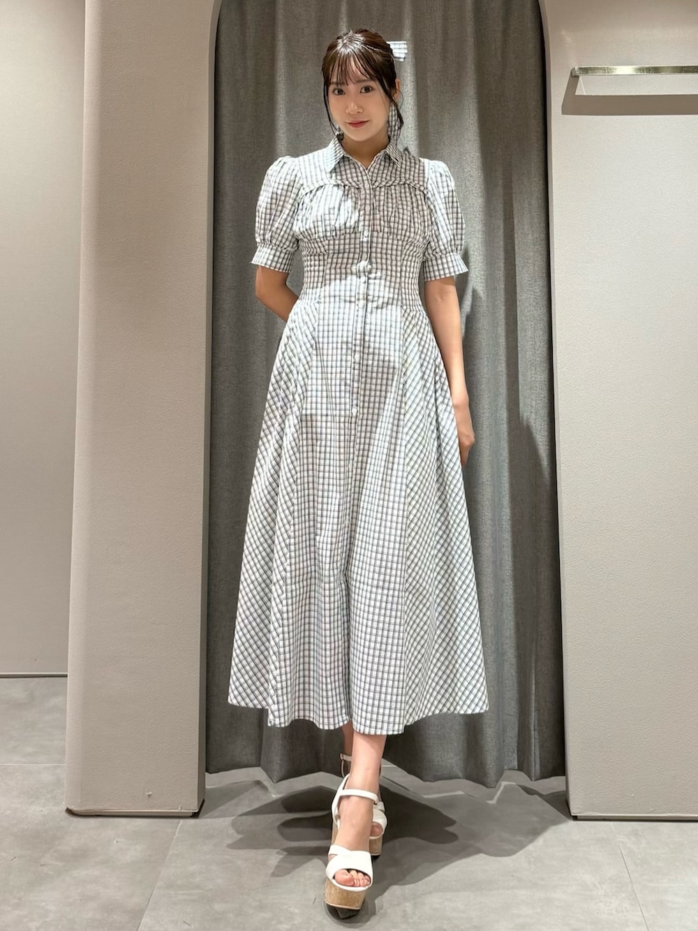 ホワイト系のワンピース、ホワイト系のサンダルを着用したレディースの夏コーディネートの2枚目の写真