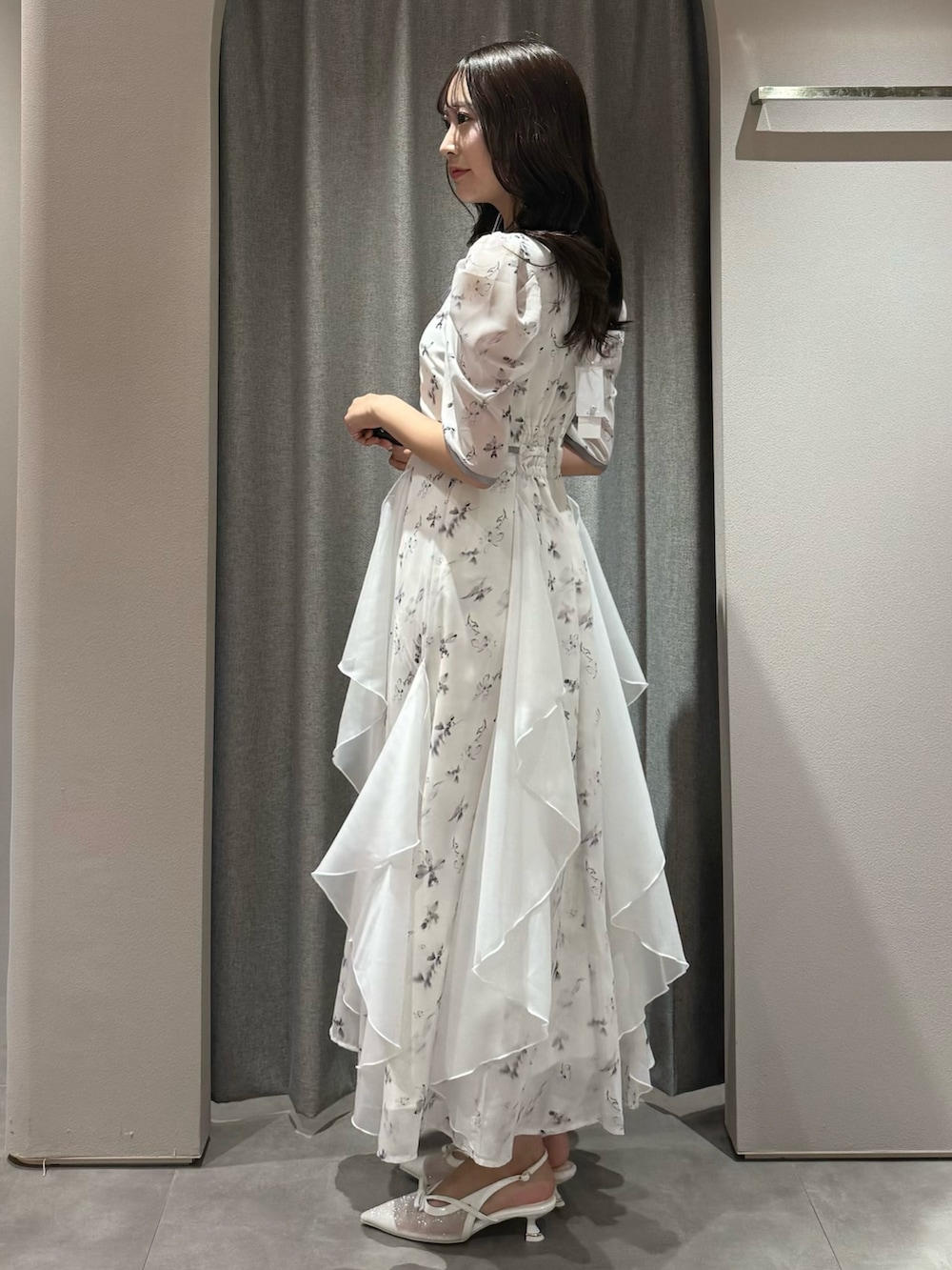 ホワイト系のワンピース、ホワイト系のパンプスを着用したレディースの春コーディネートの4枚目の写真