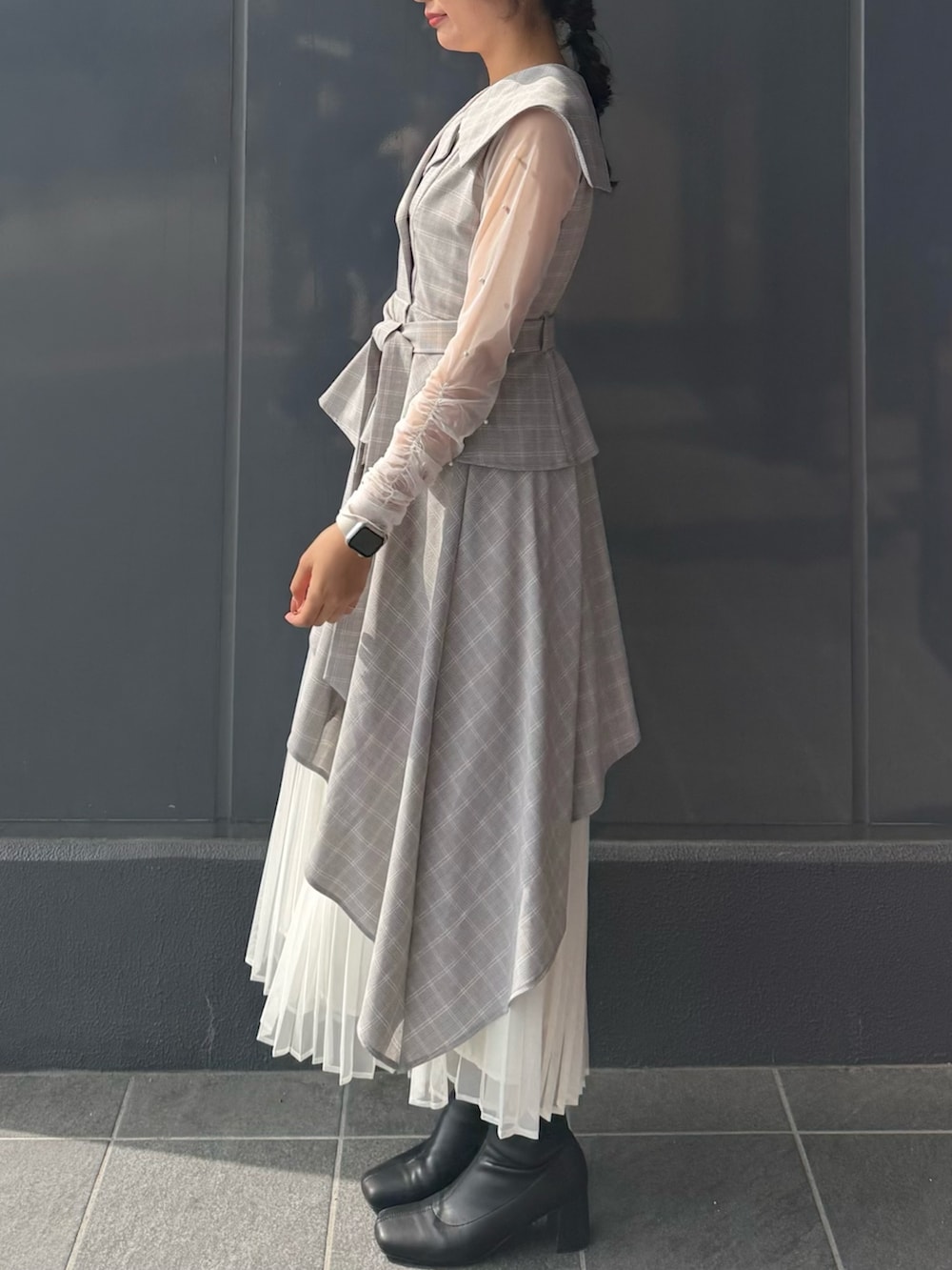 その他のワンピース、ホワイト系のTシャツ/カットソーを着用したレディースの春コーディネートの4枚目の写真