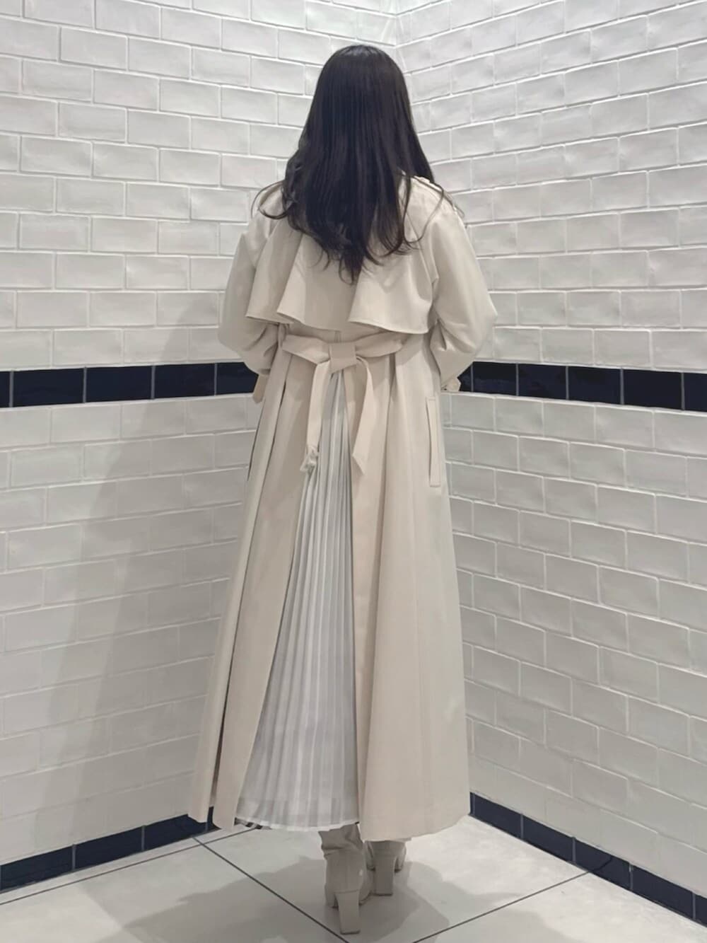 その他のシャツ/ブラウス、ベージュ系のトレンチコート、その他のスカートを着用したレディースの春コーディネートの3枚目の写真