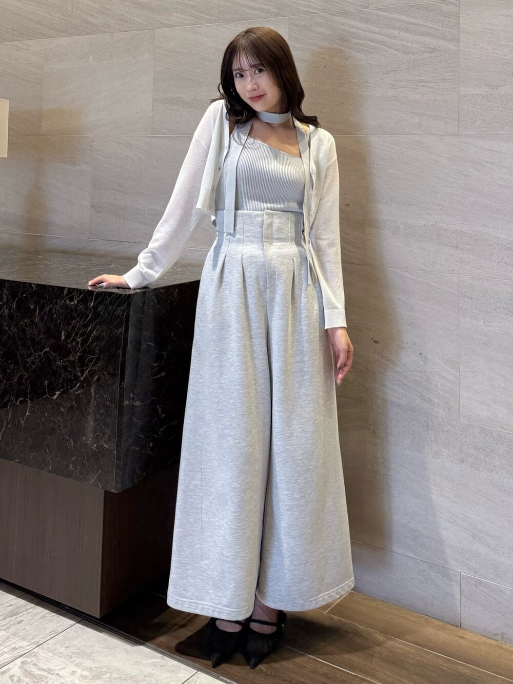 グレー系のニット/セーター、グレー系のその他パンツ、ブラック系のパンプスを着用したレディースの春コーディネートの7枚目の写真