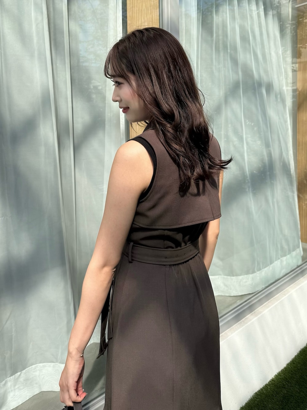 ブラウン系のワンピース、ブラウン系のショルダーバッグ、ブラウン系のパンプスを着用したレディースの秋コーディネートの9枚目の写真