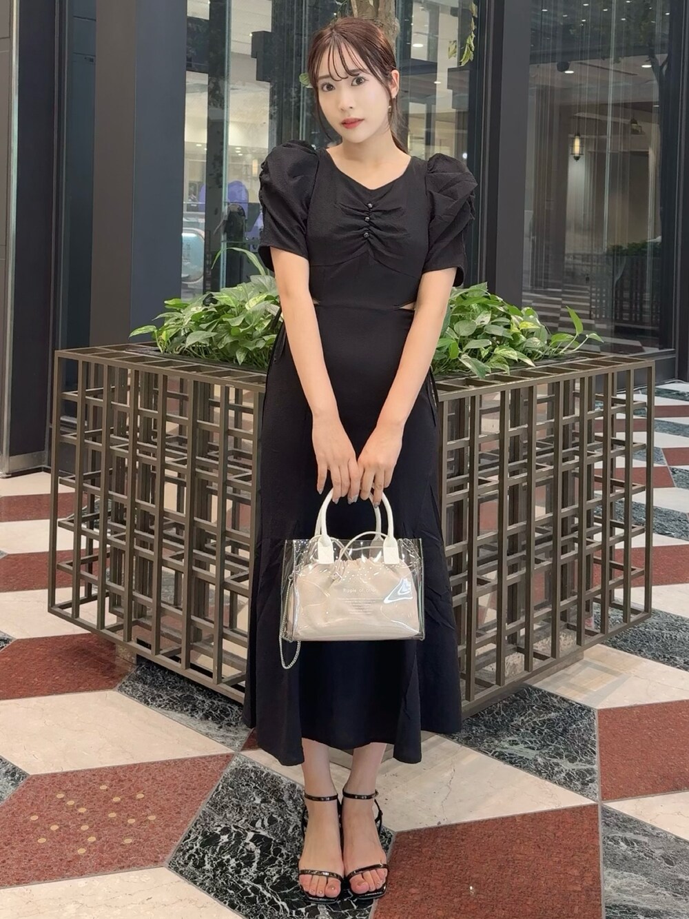 ブラック系のワンピース、ブラック系のサンダルを着用したレディースの夏コーディネートの4枚目の写真