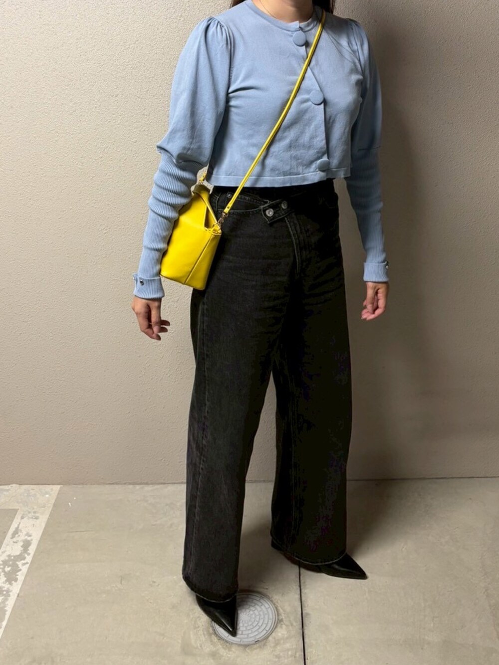 「MOUSSYのCROSS WAIST WIDE STRAIGHT（デニムパンツ、ブラック系）」を使った、tamagoさん（レディース・166cm）の春コーディネートの2枚目の写真