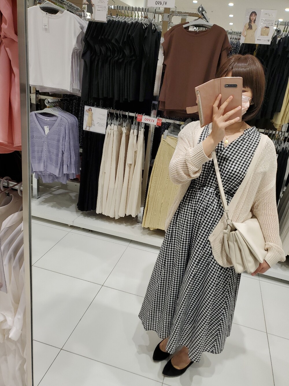 その他のシャツワンピースを着用したレディースの夏コーディネートの2枚目の写真