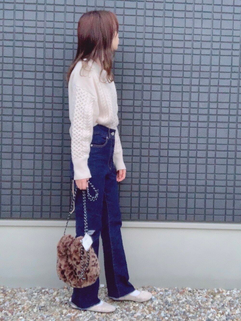 ホワイト系のニット/セーター、ブルー系のデニムパンツ、その他のショルダーバッグを着用したレディースの秋コーディネートの2枚目の写真