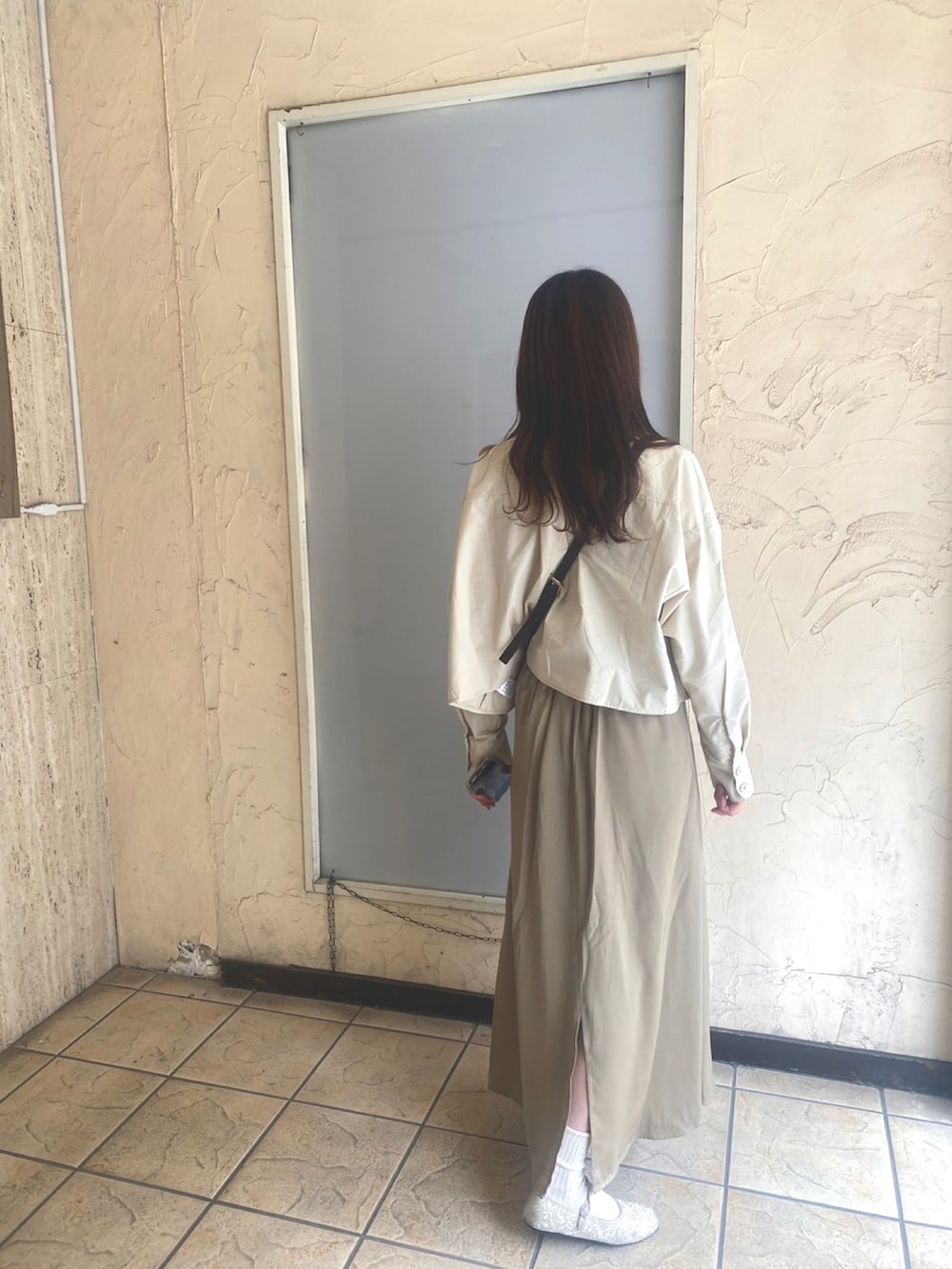 ベージュ系のシャツ/ブラウス、ベージュ系のスカート、ブラウン系のショルダーバッグを着用したレディースの夏コーディネートの3枚目の写真