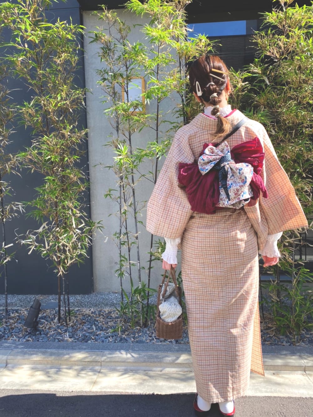 ホワイト系のシャツ/ブラウス、ホワイト系のトップス、ベージュ系の着物を着用したレディースの冬コーディネートの2枚目の写真