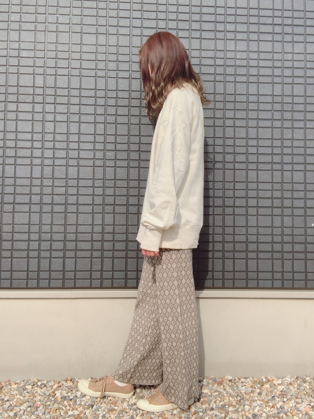ホワイト系のスウェット、ベージュ系のその他パンツ、ベージュ系のスニーカーを着用したレディースの秋コーディネートの2枚目の写真