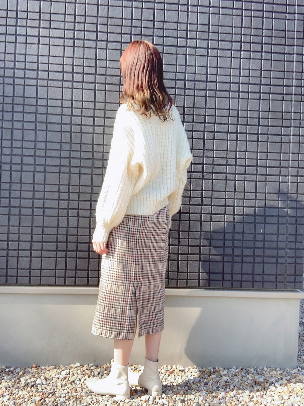 グレー系のTシャツ/カットソー、ホワイト系のカーディガン/ボレロ、その他のスカートを着用したレディースの秋コーディネートの2枚目の写真