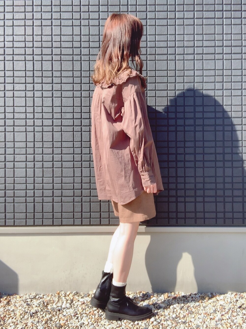 ブラウン系のシャツ/ブラウス、ブラウン系のその他パンツ、ブラック系のブーツを着用したレディースの秋コーディネートの2枚目の写真