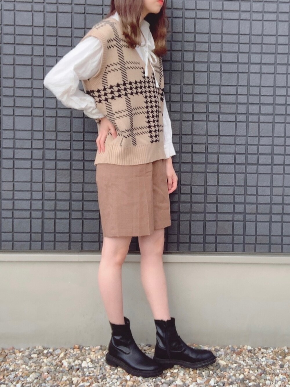 ホワイト系のシャツ/ブラウス、ベージュ系のベスト、ブラウン系のその他パンツを着用したレディースの秋コーディネートの2枚目の写真