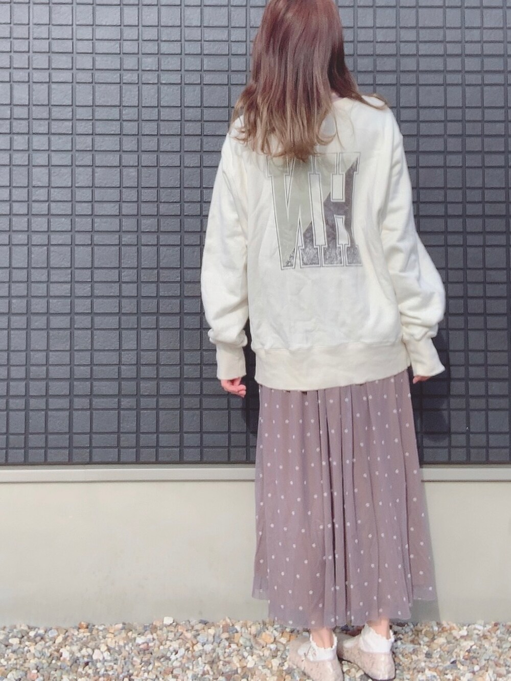 ホワイト系のスウェット、グリーン系のワンピース、ホワイト系のその他シューズを着用したレディースの秋コーディネートの2枚目の写真