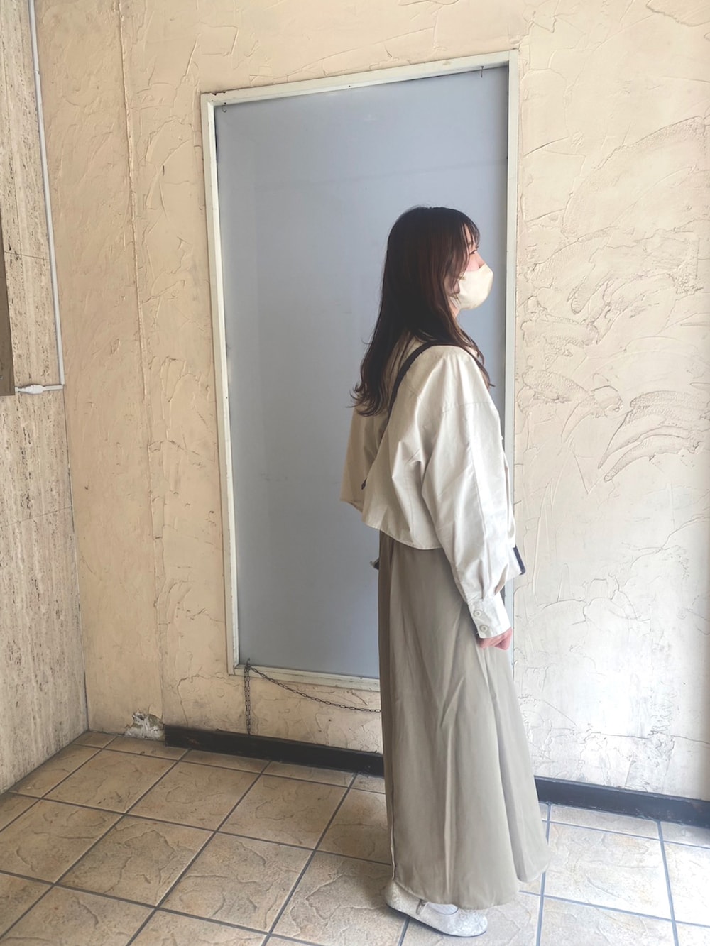 ベージュ系のシャツ/ブラウス、ベージュ系のスカート、ブラウン系のショルダーバッグを着用したレディースの夏コーディネートの2枚目の写真