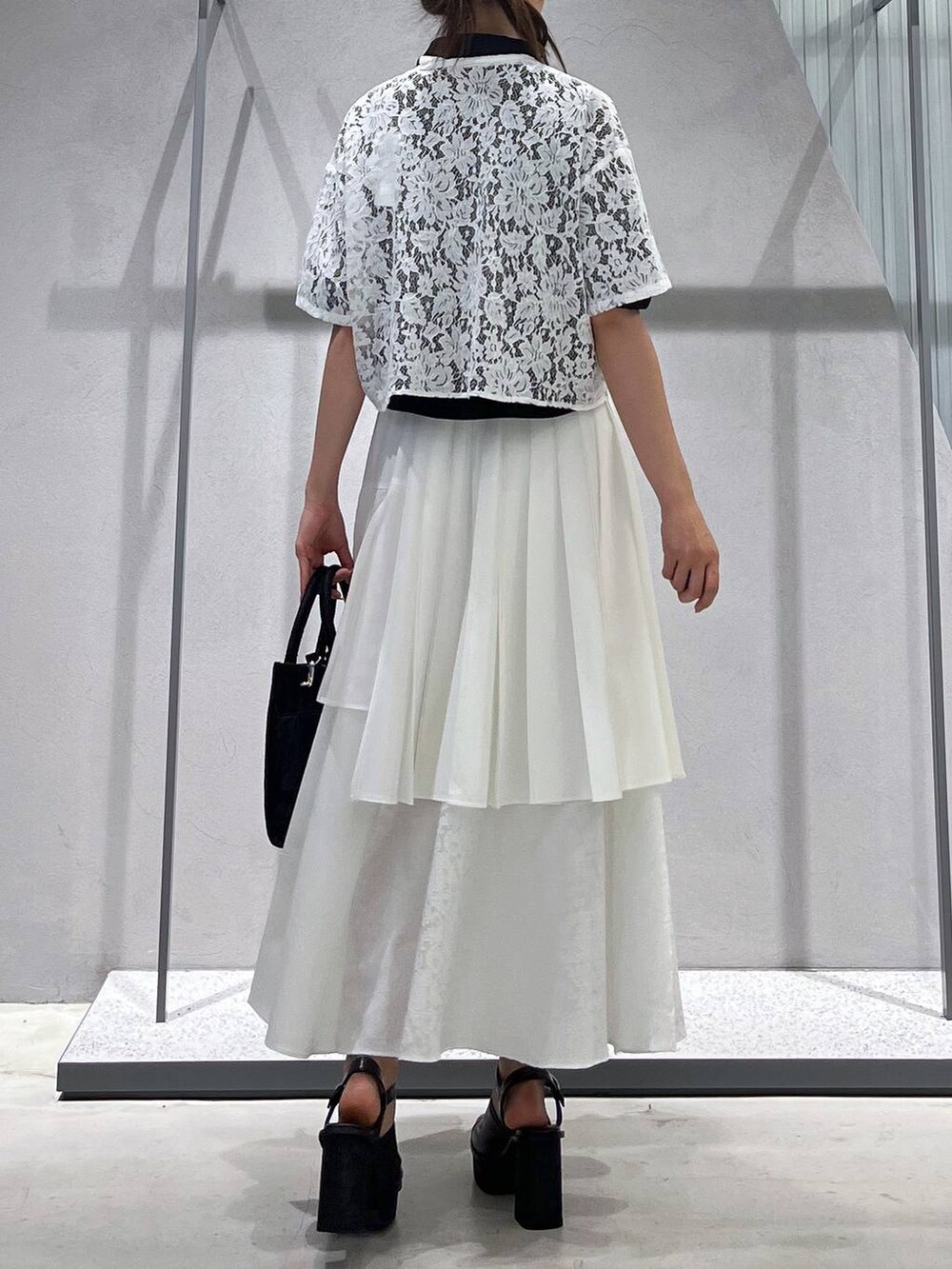 ブラック系のシャツ/ブラウス、ブラック系のサンダル、ホワイト系のシャツ/ブラウスを着用したレディースの夏コーディネートの3枚目の写真