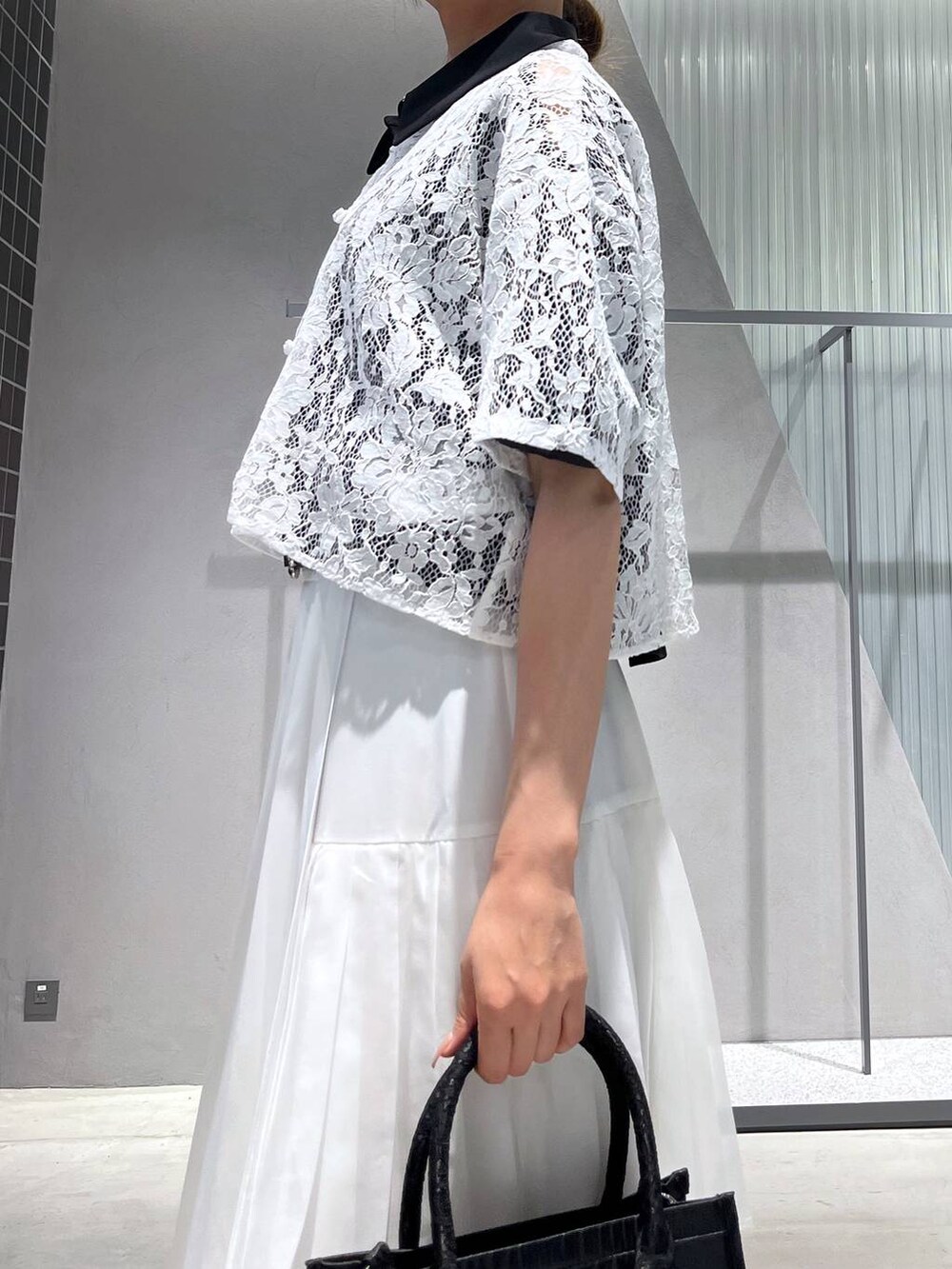 ブラック系のシャツ/ブラウス、ブラック系のサンダル、ホワイト系のシャツ/ブラウスを着用したレディースの夏コーディネートの6枚目の写真