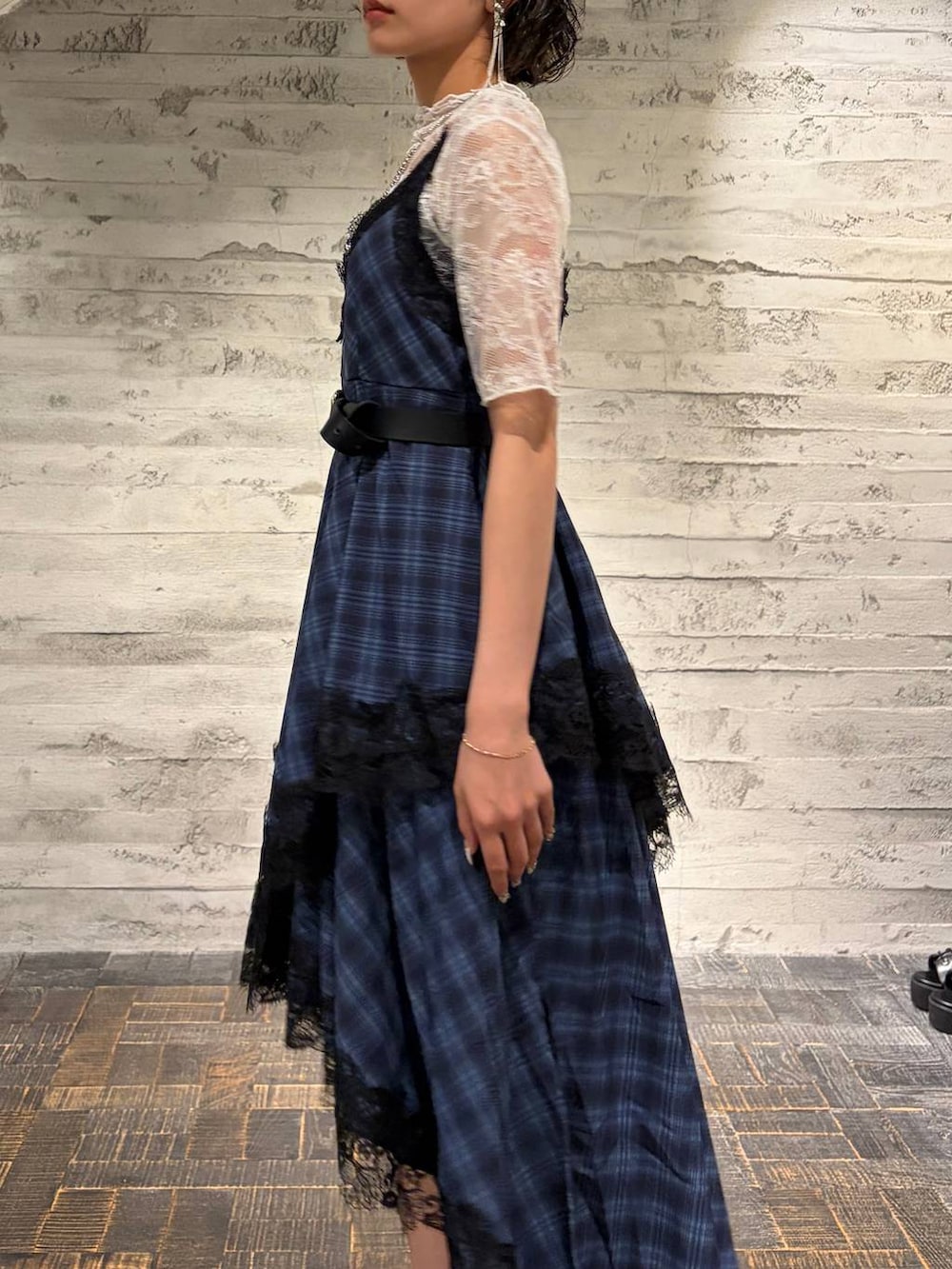 シルバー系のサンダル、ブルー系のワンピース、ホワイト系のTシャツ/カットソーを着用したレディースの夏コーディネートの5枚目の写真