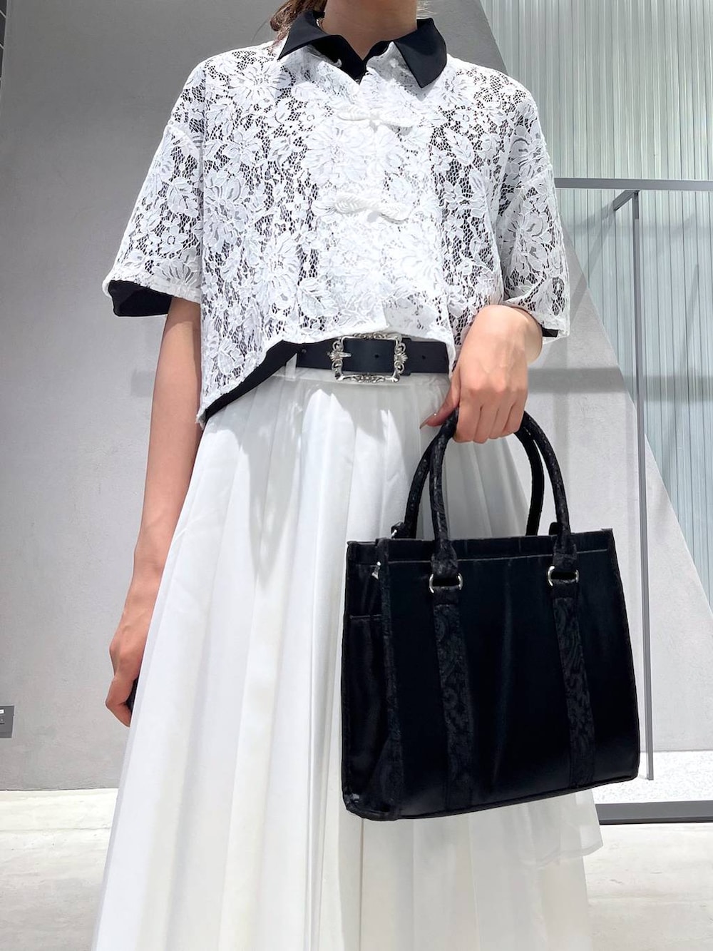 ブラック系のシャツ/ブラウス、ブラック系のサンダル、ホワイト系のシャツ/ブラウスを着用したレディースの夏コーディネートの4枚目の写真