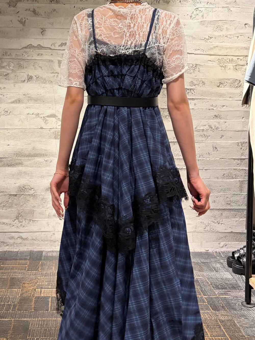 シルバー系のサンダル、ブルー系のワンピース、ホワイト系のTシャツ/カットソーを着用したレディースの夏コーディネートの6枚目の写真