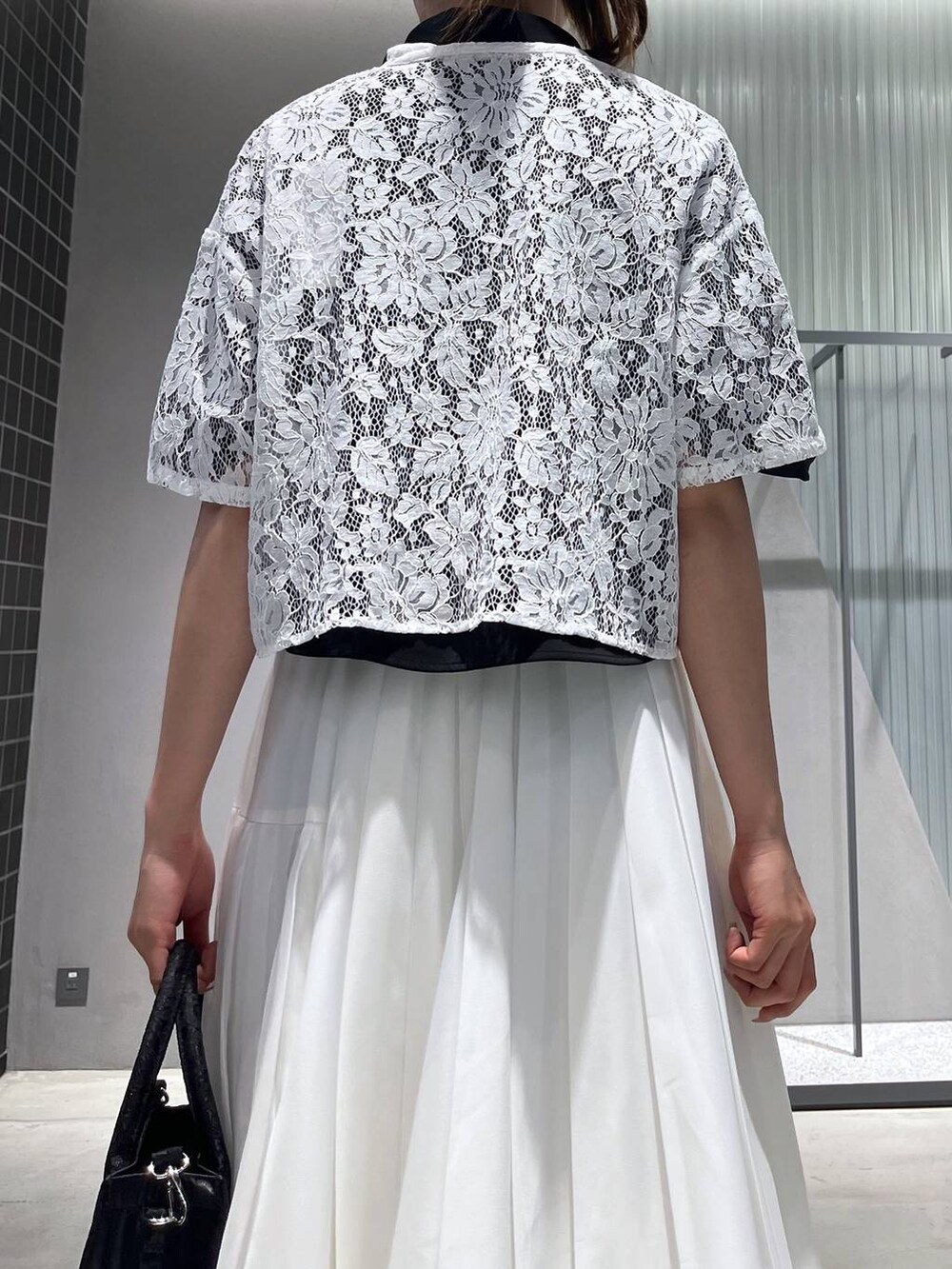 ブラック系のシャツ/ブラウス、ブラック系のサンダル、ホワイト系のシャツ/ブラウスを着用したレディースの夏コーディネートの5枚目の写真