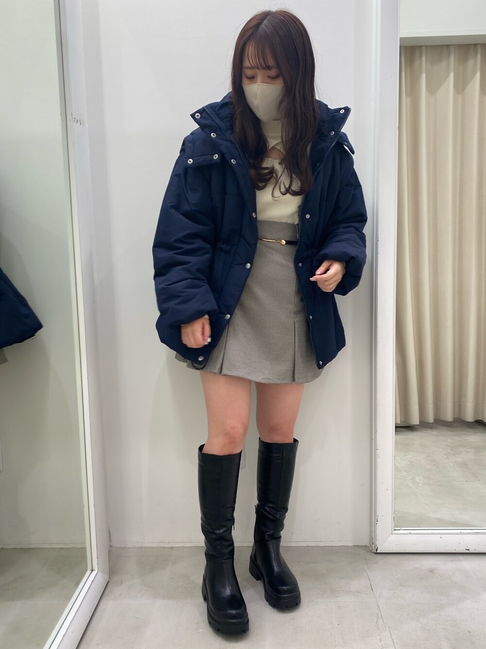 ブルー系のテーラードジャケット、ホワイト系のニット/セーター、その他のスカートを着用したレディースの秋コーディネートの2枚目の写真