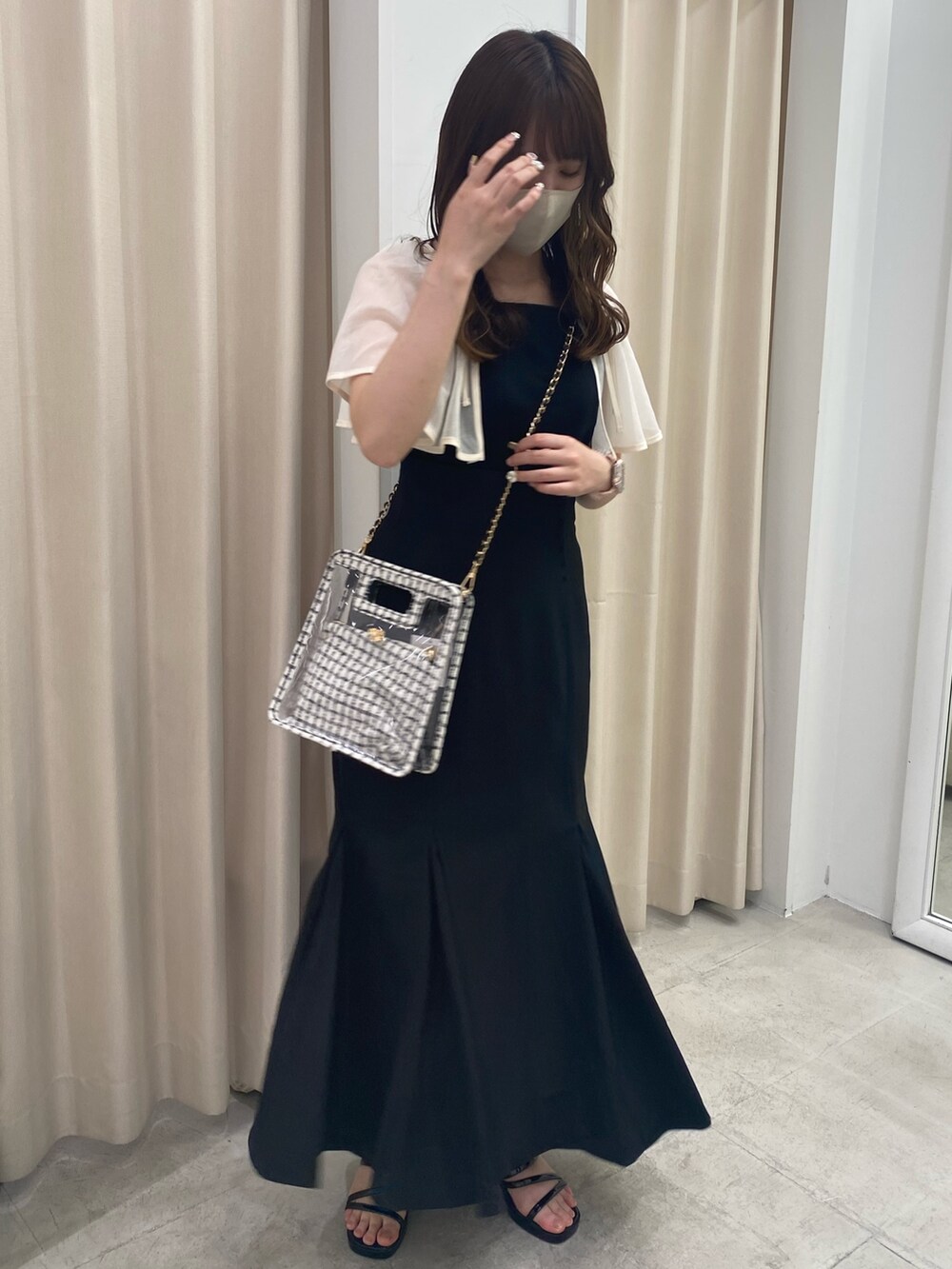 ブラック系のショルダーバッグ、ブラック系のTシャツ/カットソー、ブラック系のスカートを着用したレディースの春コーディネートの2枚目の写真