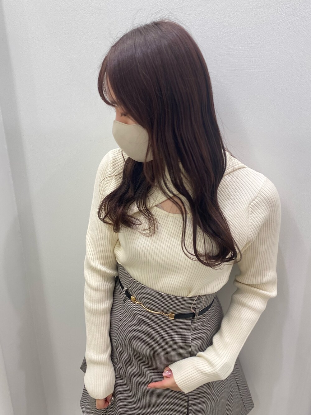 ブルー系のテーラードジャケット、ホワイト系のニット/セーター、その他のスカートを着用したレディースの秋コーディネートの4枚目の写真