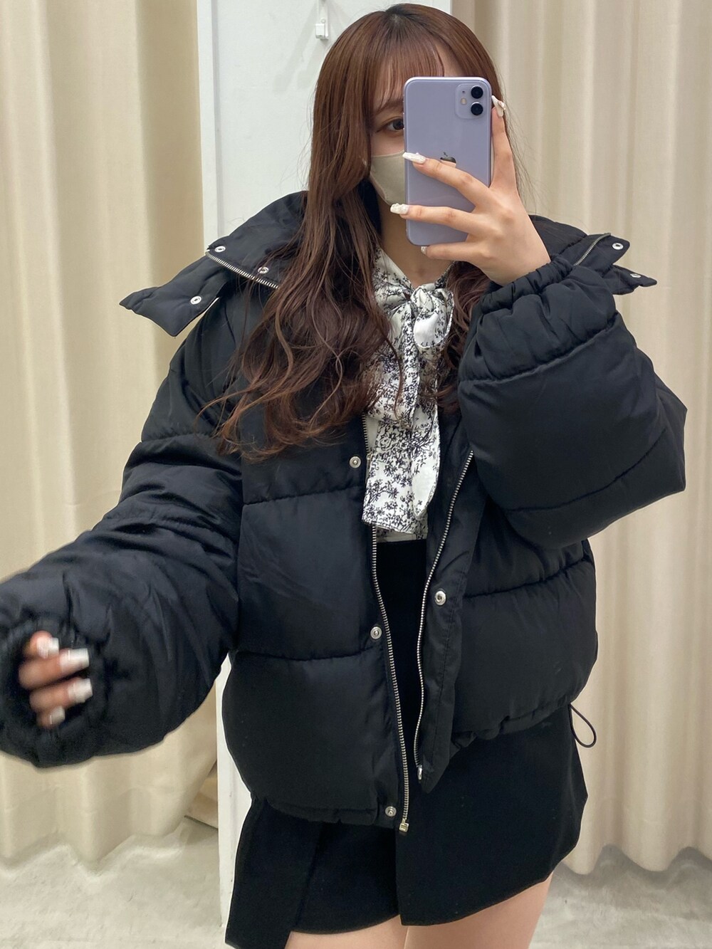 ブラック系のダウンジャケット/コート、ブラック系のシャツ/ブラウス、ブラック系のその他パンツを着用したレディースの冬コーディネートの2枚目の写真