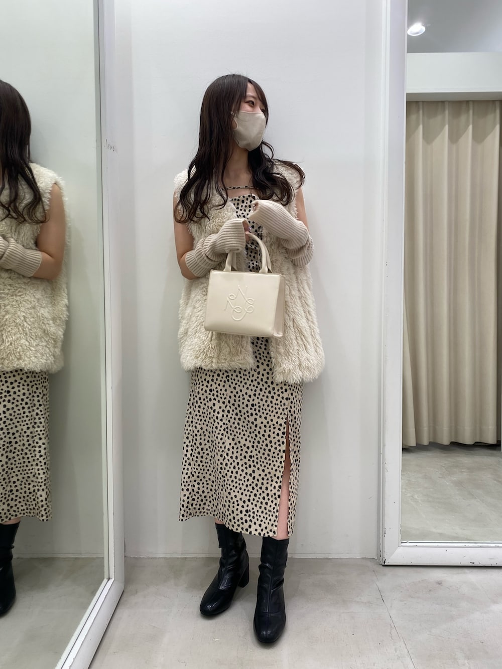 ホワイト系のベスト、その他のワンピース、ホワイト系のショルダーバッグを着用したレディースの秋コーディネートの2枚目の写真