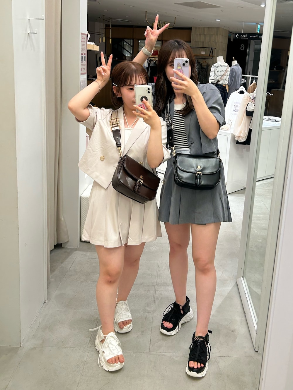 「シンプルコーデ、大人かわいい、大人女子、着回しコーデ、おしゃれさんと繋がりたい、セットアップ、お揃いコーデ、ジャケット、プリーツスカート、骨格ウェーブ、ブルベ夏」|「one after another NICE CLAUPのショートテーラードジャケット/セットアップアイテムあり(テーラードジャケット、グレー系)」を使った、mizuki♡さん(レディース・157cm)の夏コーディネートの3枚目の写真