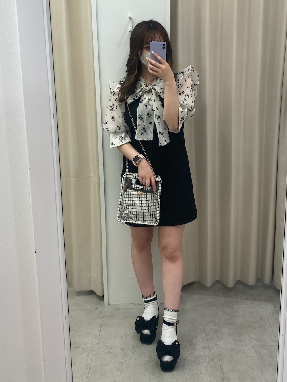 ホワイト系のワンピース、ブラック系のショルダーバッグ、ブラック系のサンダルを着用したレディースの春コーディネートの3枚目の写真