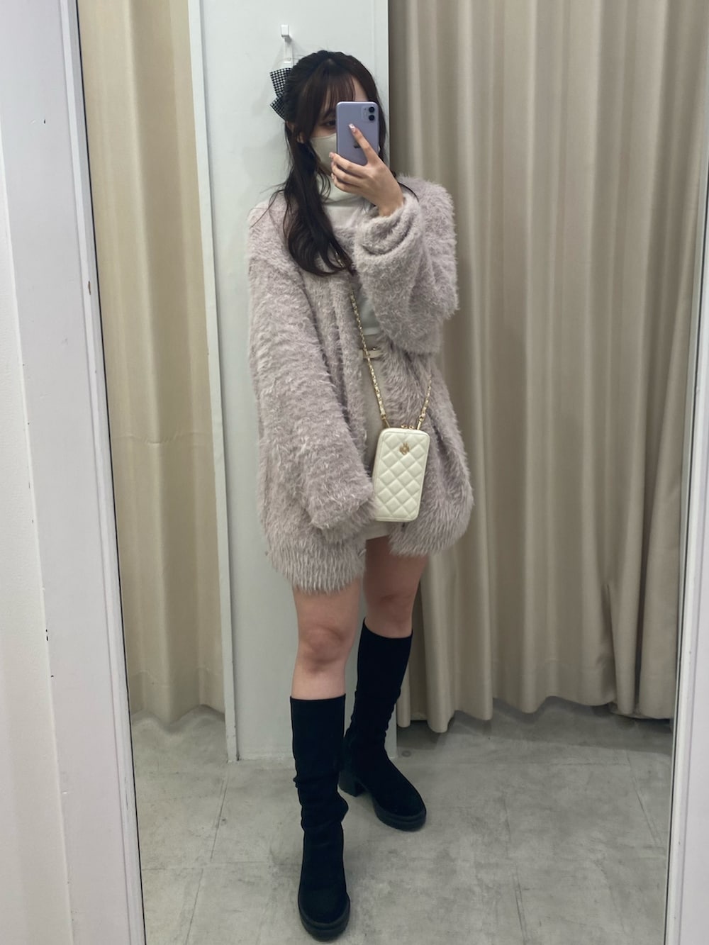 「カーディガン、ニットワンピース、ふわふわ、あざとい、あざとかわいい、オトナカワイイ、おしゃれさんと繋がりたい、ミニスカート、冬コーデ、ロングブーツ、デート服」|「one after another NICE CLAUPのレイヤードスタイルにもおすすめ。ベロアタートルネック(Tシャツ/カットソー、ホワイト系)」を使った、mizuki♡さん(レディース・157cm)の秋コーディネートの3枚目の写真