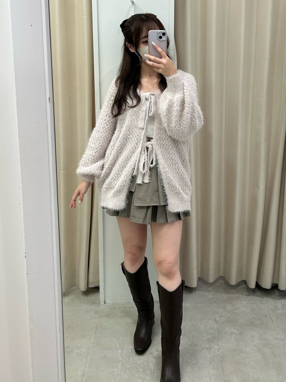 ピンク系のカーディガン/ボレロ、ホワイト系のキャミソール、ピンク系のショルダーバッグを着用したレディースの秋コーディネートの3枚目の写真