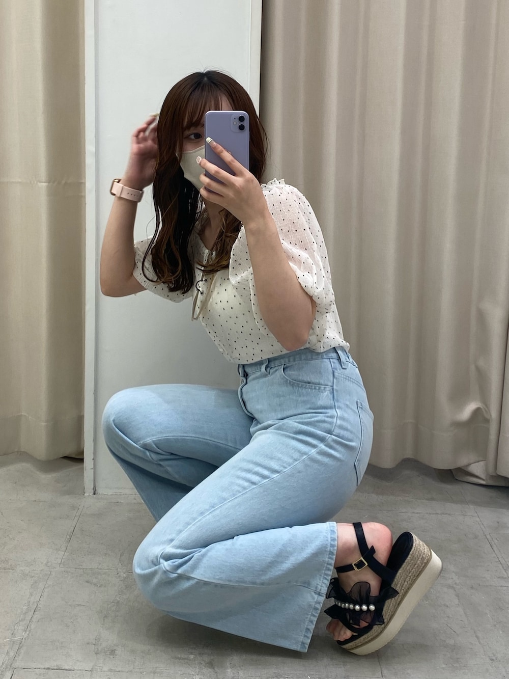 ホワイト系のキャミソール、その他のTシャツ/カットソー、ブルー系のデニムパンツを着用したレディースの春コーディネートの2枚目の写真