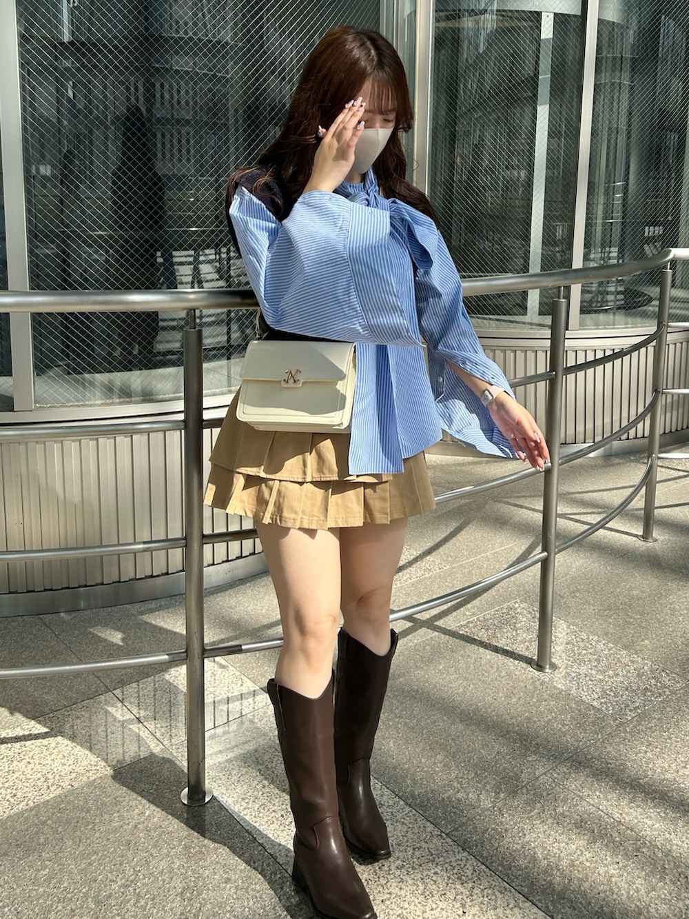 ベージュ系のスカート、その他のシャツ/ブラウス、ブルー系のベストを着用したレディースの秋コーディネートの2枚目の写真