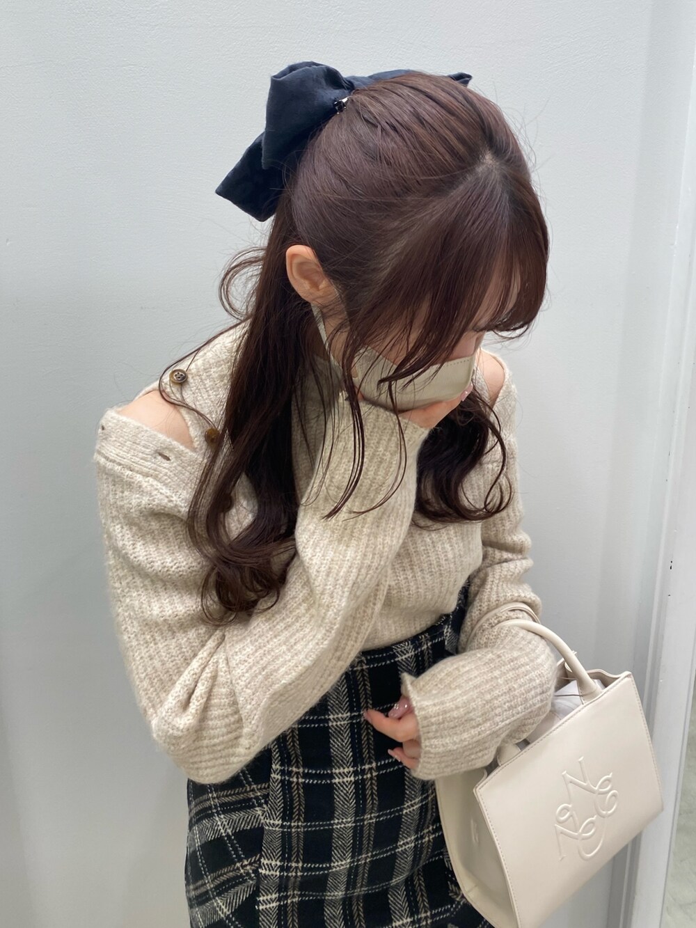 「秋コーデ、チェック、肌見せ、ニット、カフェコーデ、エンボス、ロングブーツ、リアルバイ、おしゃれさんと繋がりたい、ベージュ」|「one after another NICE CLAUPの肩あきマルチwayハイネックニット(ニット/セーター、ベージュ系)」を使った、mizuki♡さん(レディース・157cm)の秋コーディネートの2枚目の写真