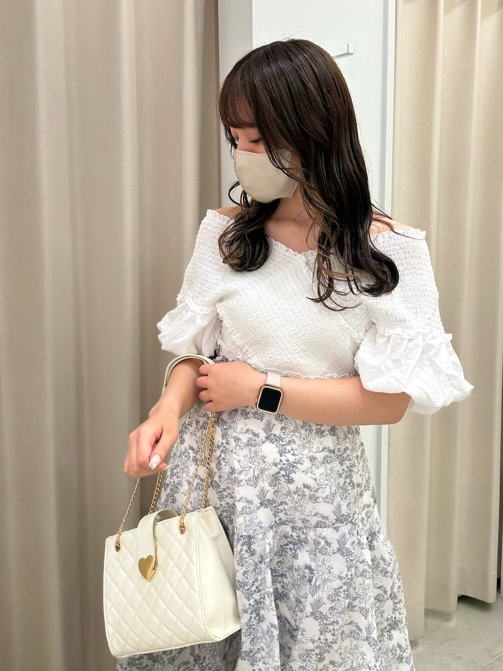 ブラック系のサンダル、ホワイト系のショルダーバッグ、ホワイト系のシャツ/ブラウスを着用したレディースの夏コーディネートの2枚目の写真