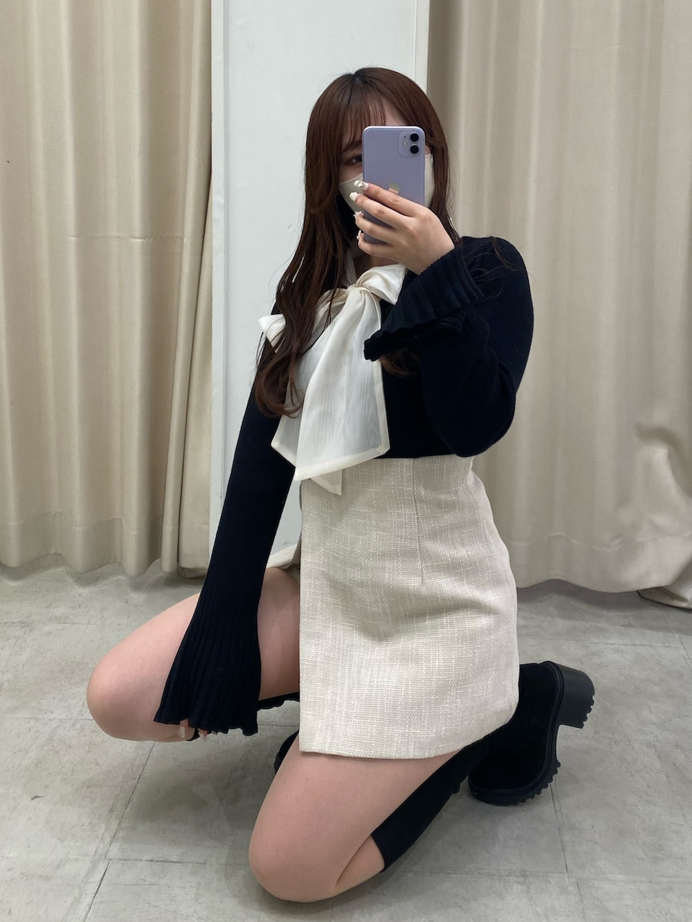 ブラック系のニット/セーター、ベージュ系のその他パンツを着用したレディースの冬コーディネートの3枚目の写真