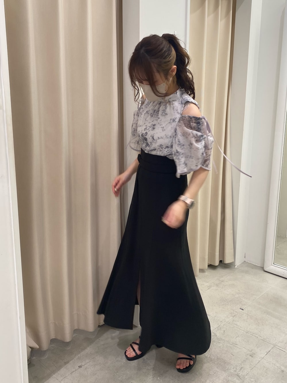 グレー系のシャツ/ブラウス、ホワイト系のバッグ、ブラック系のスカートを着用したレディースの春コーディネートの2枚目の写真