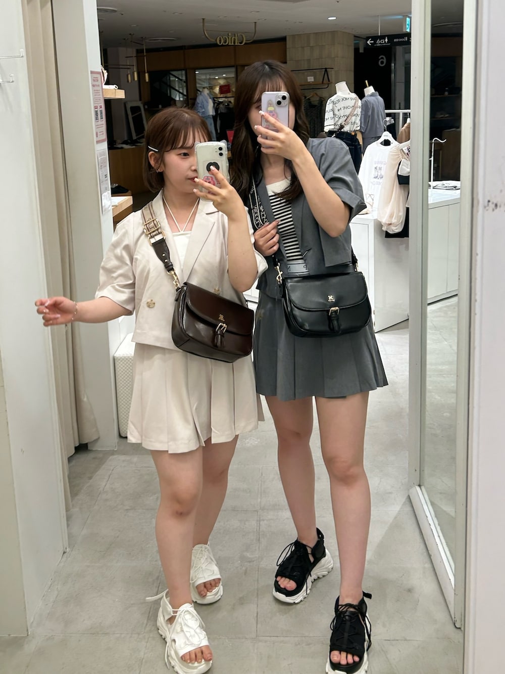 「シンプルコーデ、大人かわいい、大人女子、着回しコーデ、おしゃれさんと繋がりたい、セットアップ、お揃いコーデ、ジャケット、プリーツスカート、骨格ウェーブ、ブルベ夏」|「one after another NICE CLAUPのショートテーラードジャケット/セットアップアイテムあり(テーラードジャケット、グレー系)」を使った、mizuki♡さん(レディース・157cm)の夏コーディネートの2枚目の写真