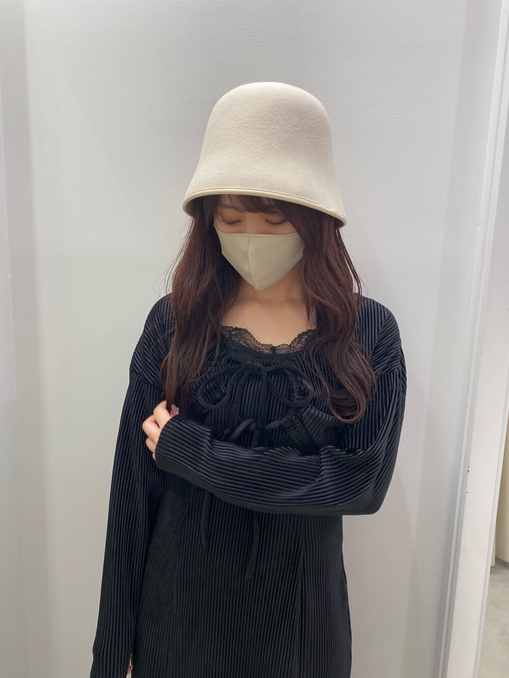 ブラック系のワンピース、ブラック系のブーツ、ホワイト系のハットを着用したレディースの秋コーディネートの2枚目の写真