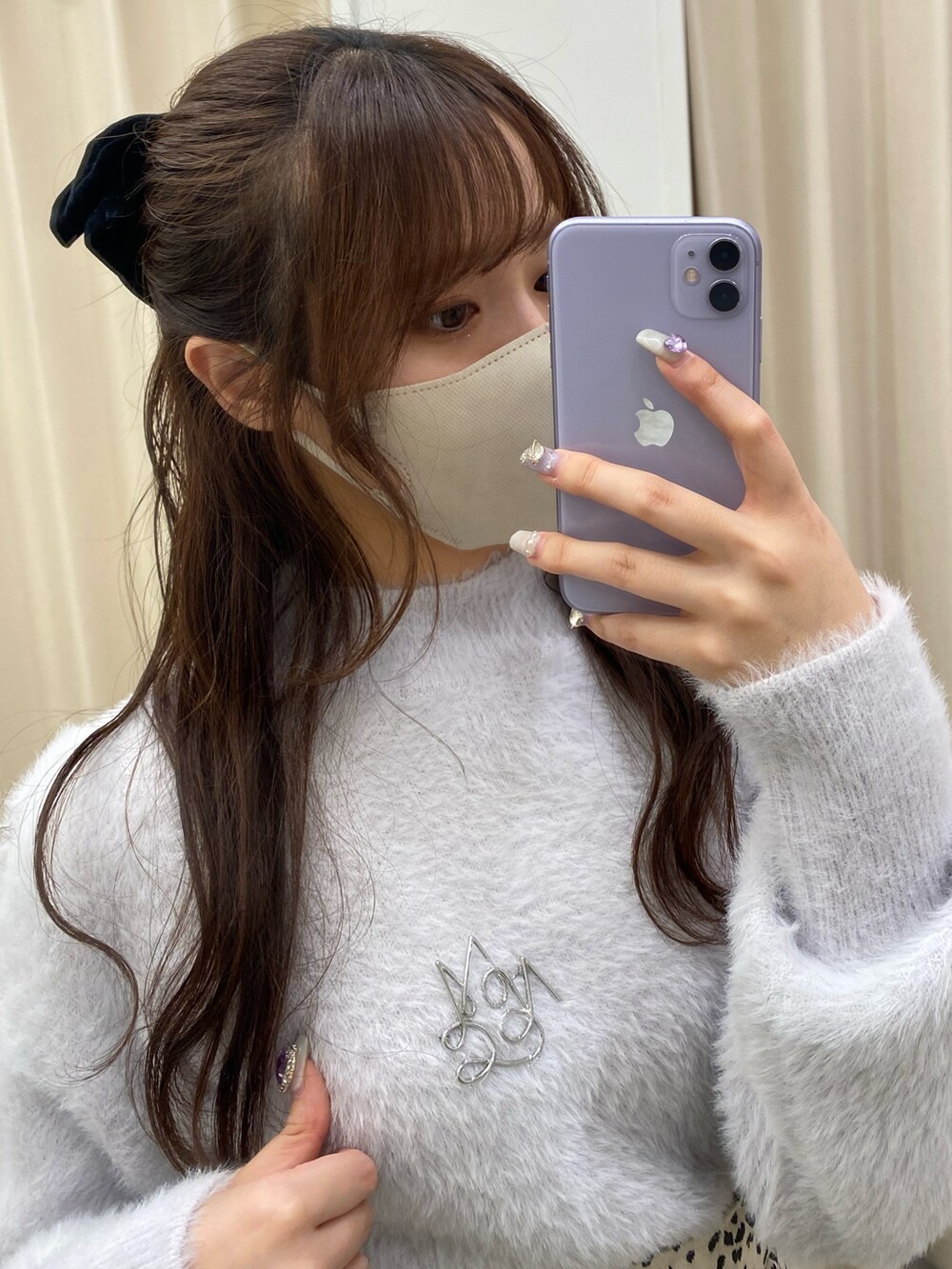 ブルー系のニット/セーター、グレー系のスカート、ブラック系のブーツを着用したレディースの秋コーディネートの2枚目の写真